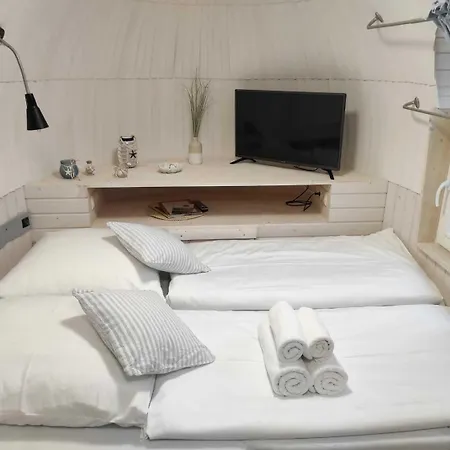 Tiny Igloo Joergensen Apartment *